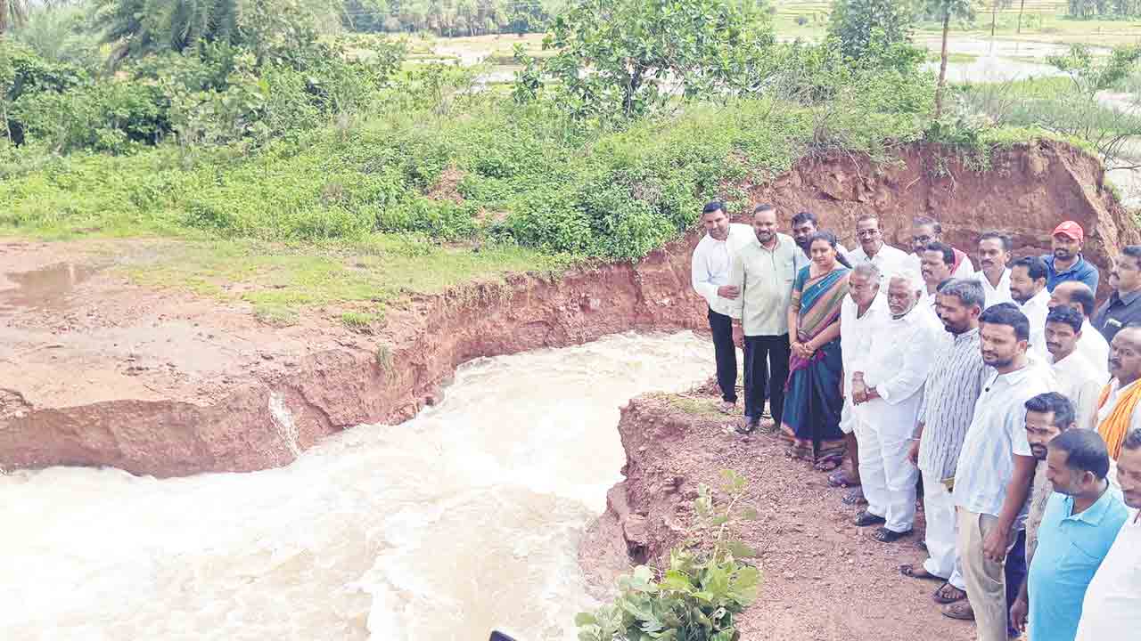 నీళ్లు వృథాగా పోతున్నా పట్టదా.. మంత్రి, ఎమ్మెల్యేలు, అధికారులు నిర్లక్ష్యం వీడాలి