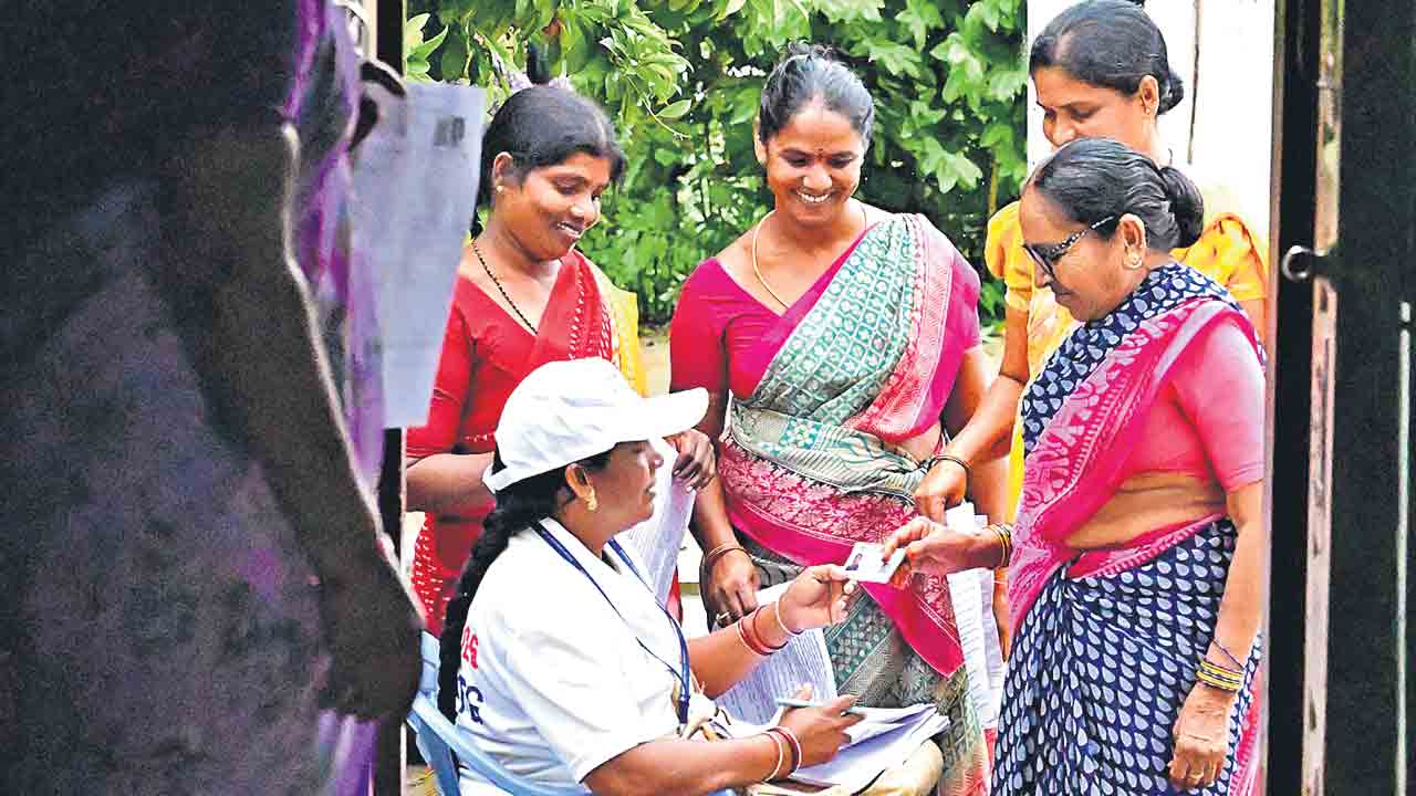 92 లక్షల మందికి ‘సర్‌’ నోటీసులు.. ముసాయిదా ఓటరు జాబితా విడుదల