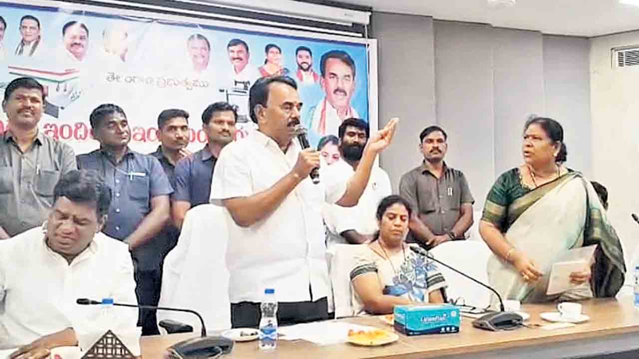 ‘ఇందిరమ్మ’ అక్రమాలపై.. జూపల్లిని నిలదీసిన కోవ లక్ష్మి