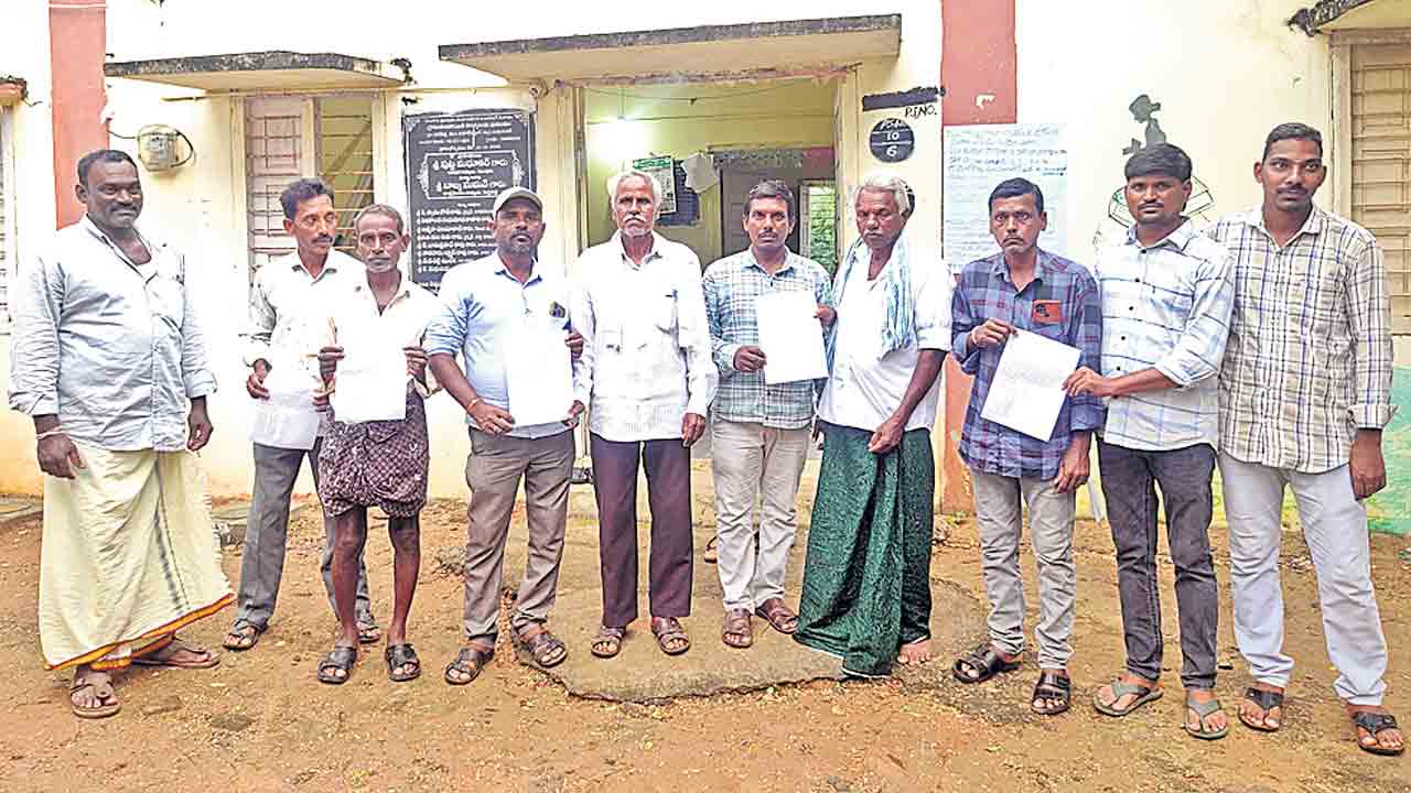 కాంగ్రెస్‌ నాయకుడి వసూళ్లు.. రూ.10 లక్షలు తీసుకుని మోసం చేశాడంటూ రైతుల ఆరోపణలు