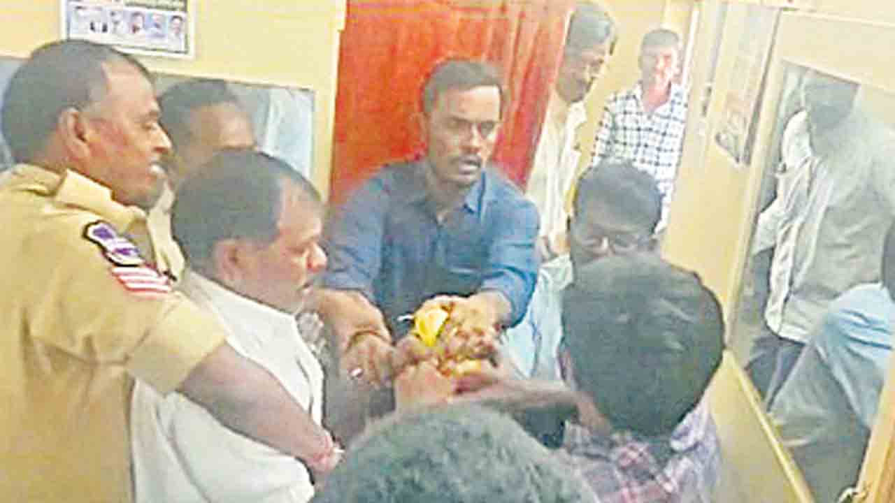 పట్టాదారులకు తెలియకుండా రిజిస్ట్రేషన్‌!