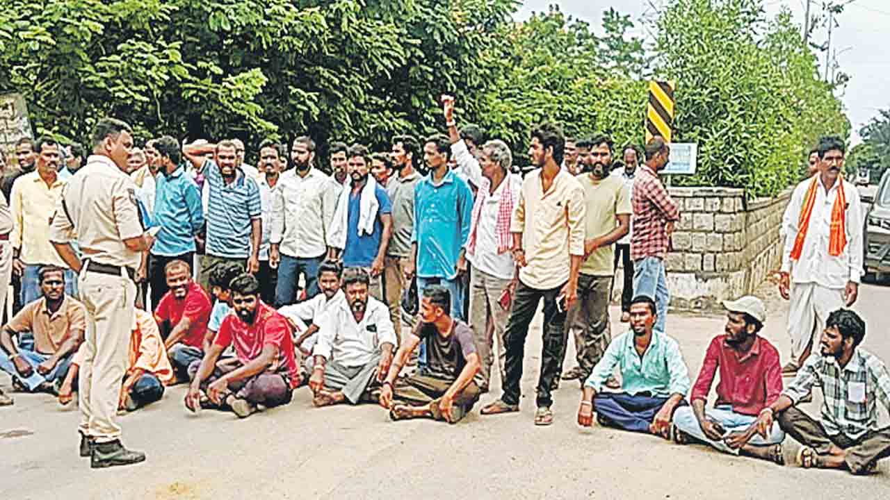 యూరియా కోసం ‘యాప్‌’సోపాలు