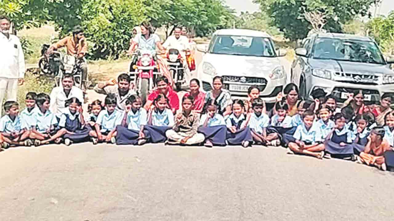 మాకు మరో.. టీచర్‌ కావాలి!
