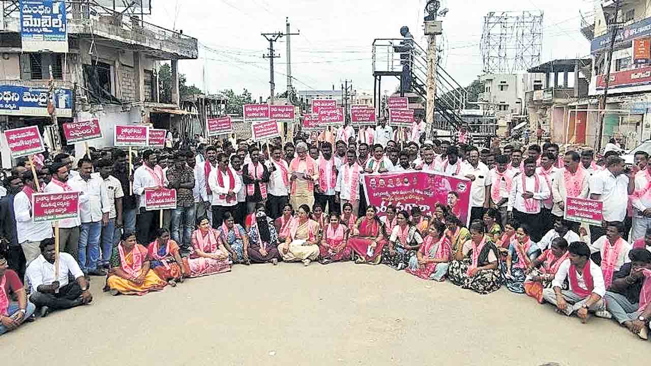 కల్యాణలక్ష్మి కోసం కదం.. మంథనిలో బీఆర్‌ఎస్‌ శ్రేణుల భారీ ధర్నా