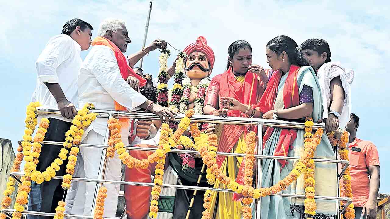 పాపన్నను ఆదర్శంగా తీసుకోవాలి.. రాజకీయాలు ఎలా ఉన్నా ప్రభుత్వం కులవృత్తులను ప్రోత్సహించాలి