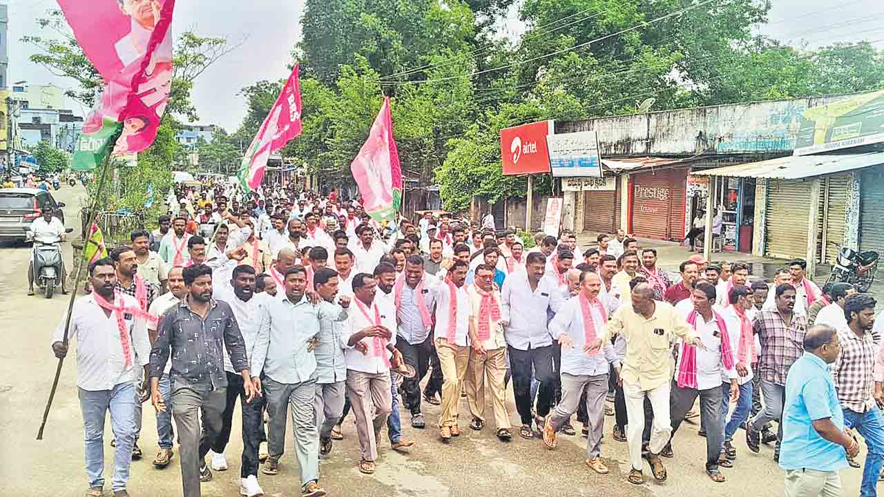 నర్సంపేట బంద్‌ విజయవంతం.. పెద్ది విగ్రహం తొలగించడాన్ని నిరసిస్తూ దుకాణాల మూసివేత