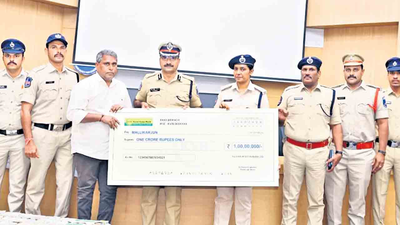 యజమాని వాట్సాప్‌ డీపీతో మెసేజ్‌.. రూ.కోటి కొట్టేసిన నేరగాళ్లు