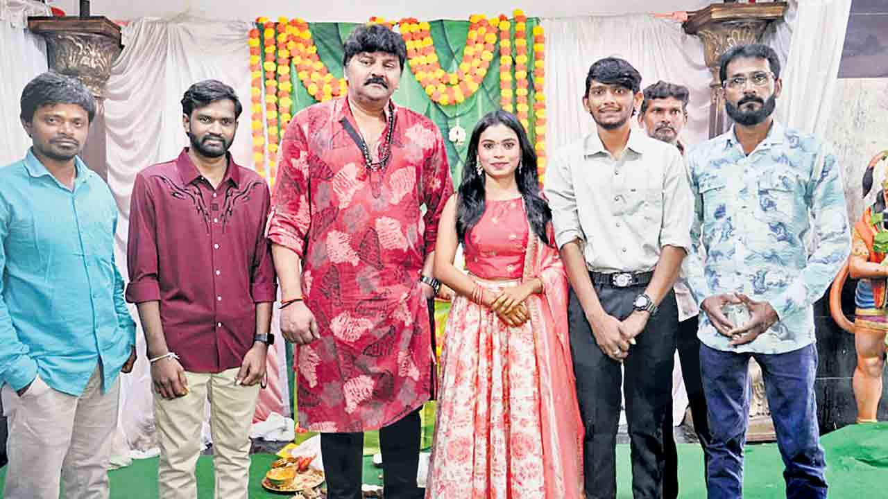 కొత్తవాళ్లతో ‘విలేజ్‌ స్టార్స్‌’