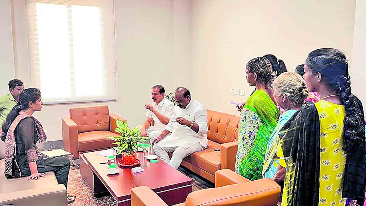 ఇంటి పట్టాలు ఇవ్వాలి.. పేదలకు ఇందిరమ్మ ఇండ్లు నిర్మించి ఇవ్వాలి