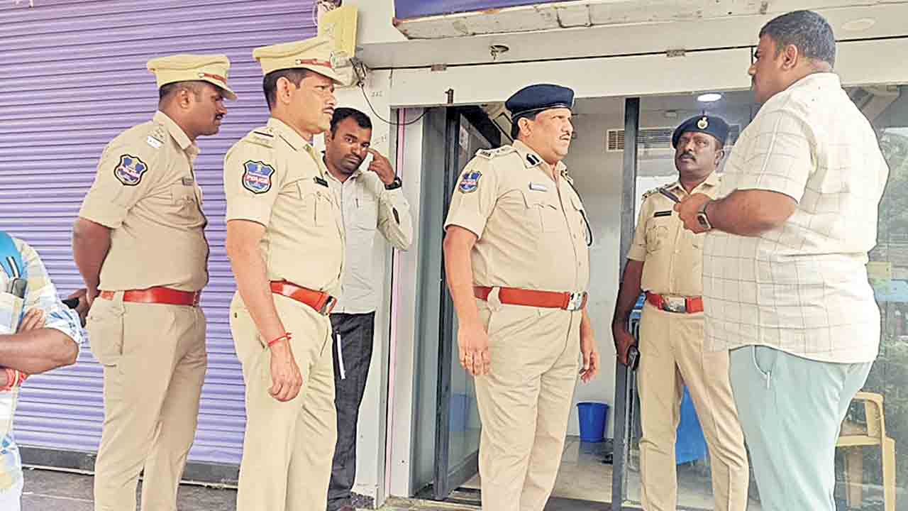 ఏటీఎంల వద్ద భద్రత కరువు.. ఒకేరోజు రెండు చోట్ల ధ్వంసం చేసి దోపిడీ
