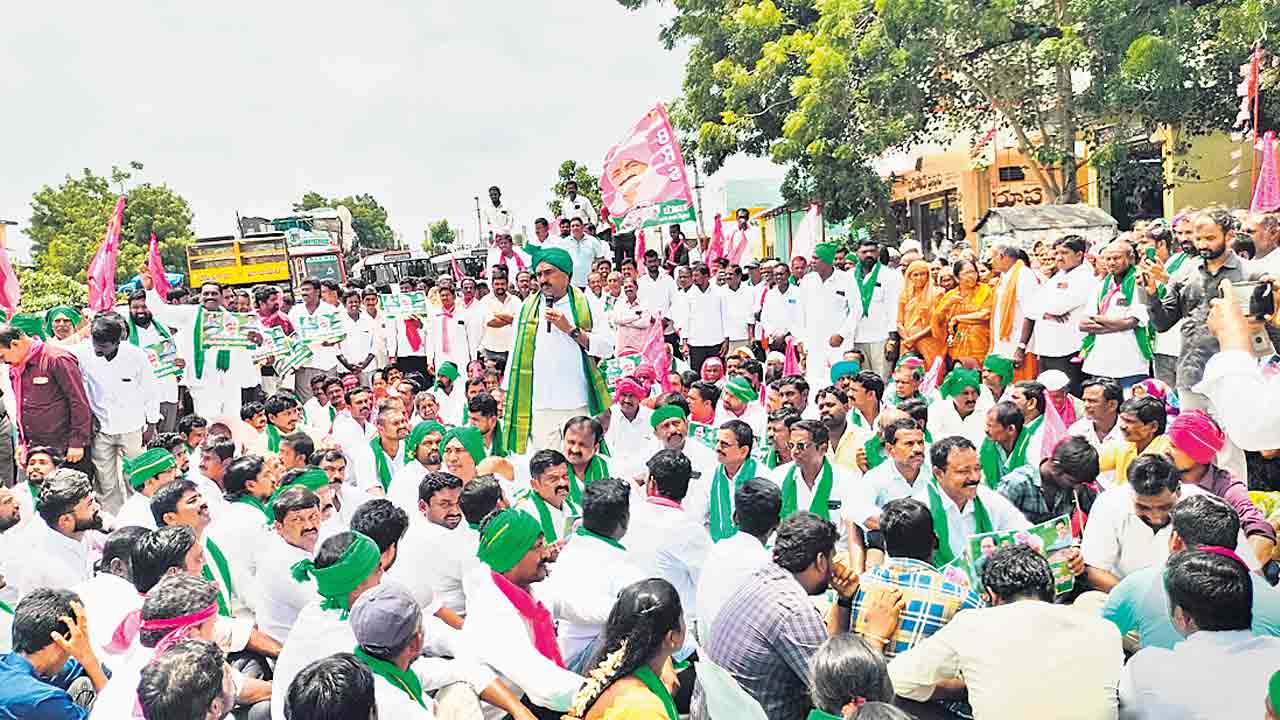 ఎర్రబెల్లి కాలువ బాటలో ఉద్రిక్తత.. ఎండిన కాలువల వెంట పాదయాత్ర