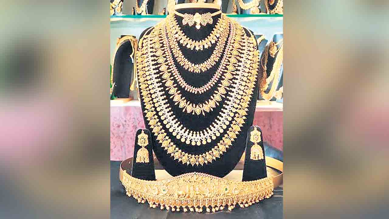 మూడు నెలల గరిష్ఠానికి గోల్డ్‌.. రూ.1.63 లక్షలు దాటిన తులం ధర