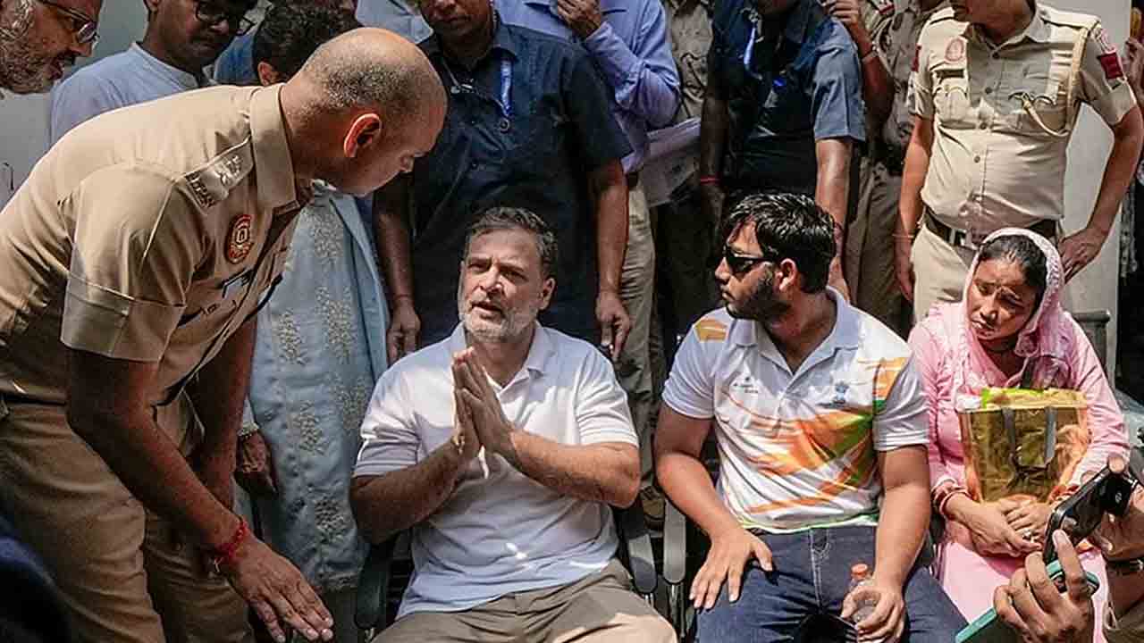 పోలీస్‌స్టేషన్‌ వద్ద రాహుల్‌ ధర్నా