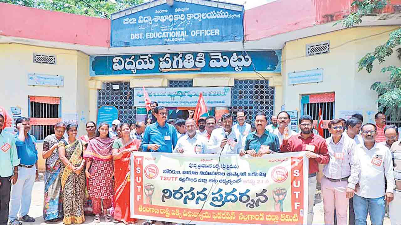 ప్రీ ప్రైమరీ ఇన్‌స్ట్రక్టర్లు,ఆయాలను నియమించాలి
