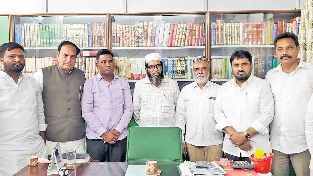వక్ఫ్‌ భూముల వేలాన్ని అడ్డుకుంటాం