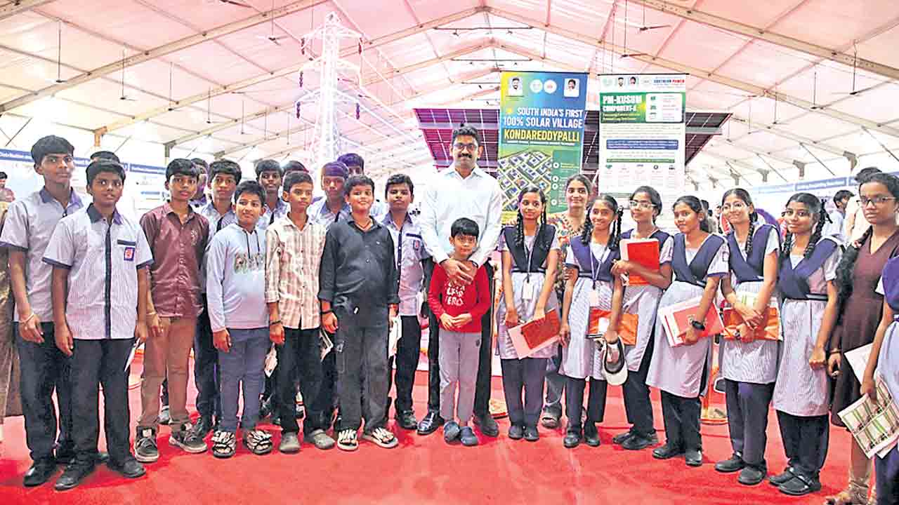 కళ్ల ముందు వందేడ్ల విద్యుత్‌ చరిత్ర.. ఆకట్టుకున్న అలనాటి కరెంట్‌ మీటర్ల ప్రదర్శన