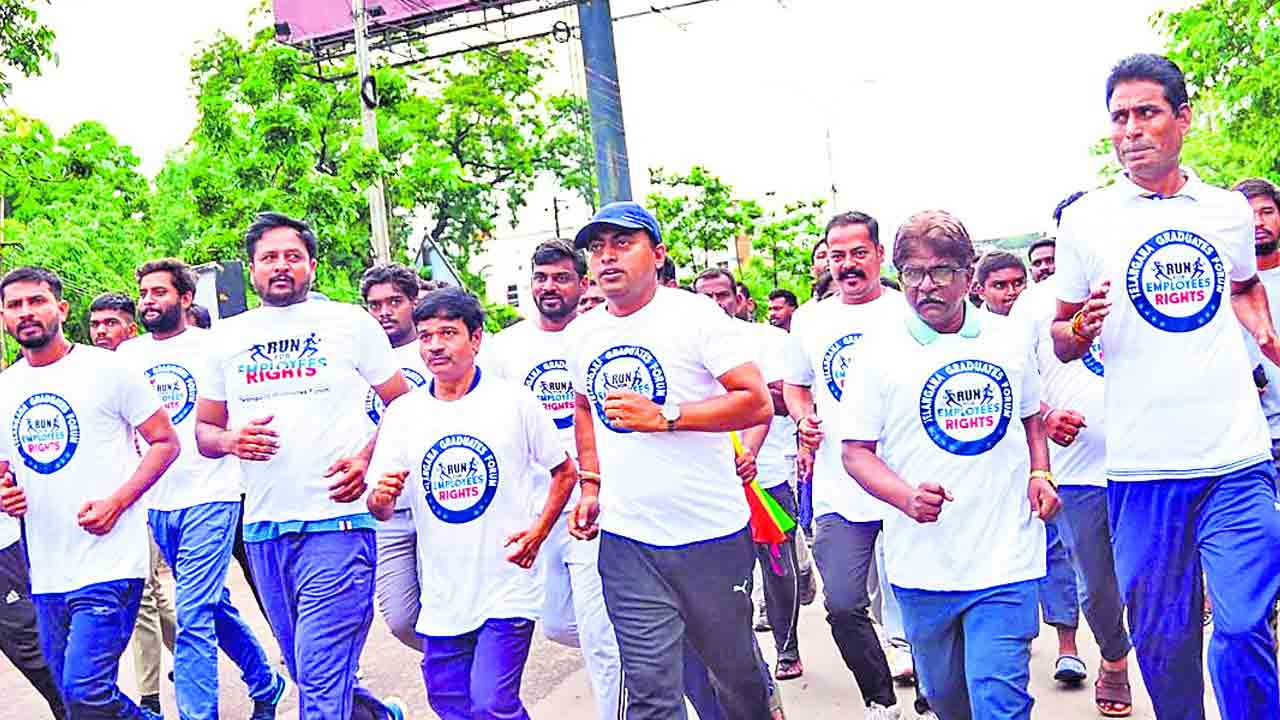 ఉద్యోగుల సమస్యలపై పోరాడుతాం.. పీఆర్‌సీ, పెండింగ్‌ డీఏలు విడుదల చేయాలి
