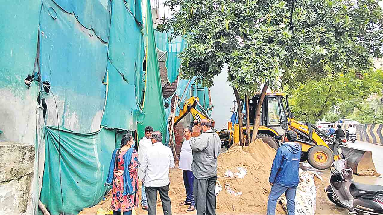 అంజయ్యనగర్‌లో ప్రమాదకర భవనాలు