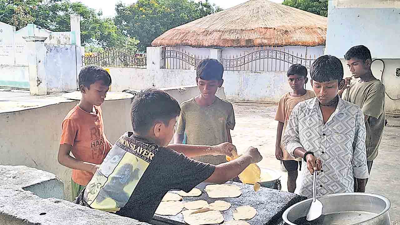 విద్యార్థులు చపాతీలు చేయాల్సిందే.. గురుకులాల్లో వెట్టిచాకిరి
