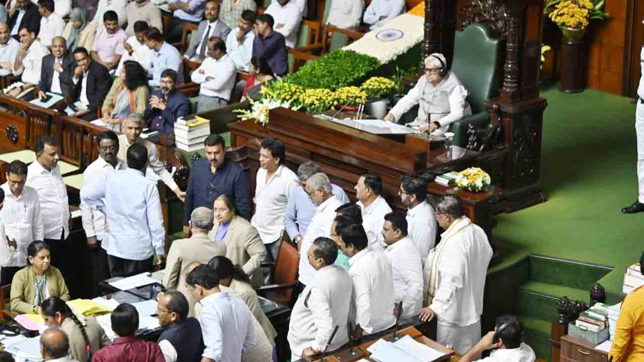 మంత్రి నాగేంద్ర రాజీనామా చేయాల్సిందే.. కర్ణాటక అసెంబ్లీలో నిరసనలు