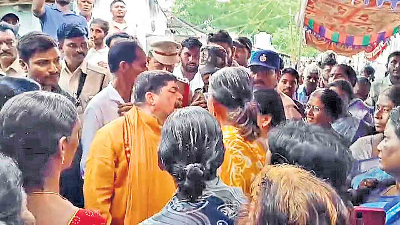 సమస్యలు చెప్పేటోళ్లను అరెస్ట్‌ చేస్తరా.. సారూ ఏం ప్రభుత్వం? ఇదేం పని?