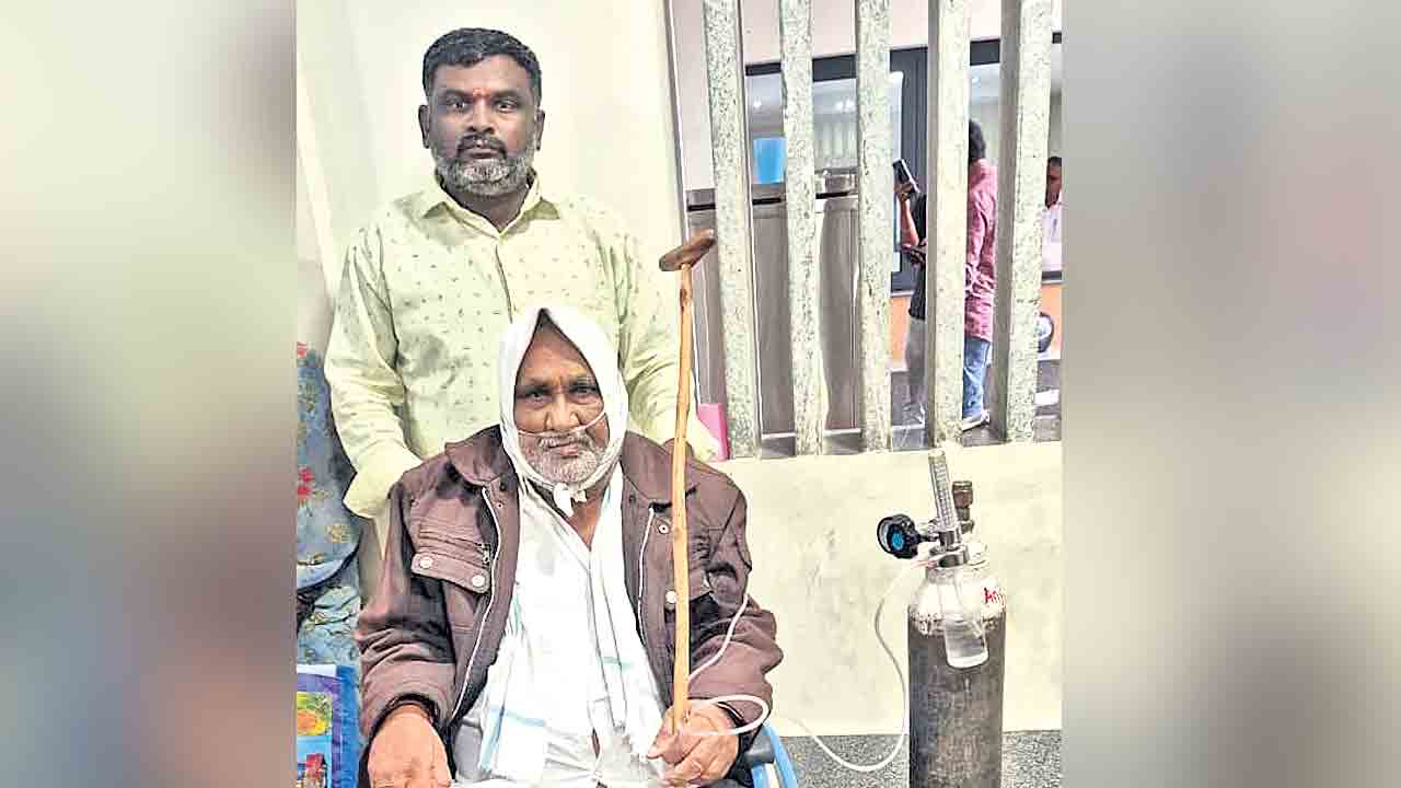 ఆక్సిజన్‌ సిలిండర్‌తో ప్రజావాణికి.. నా భూమి నా పేరుమీదికి మార్పించి న్యాయం చేయండి