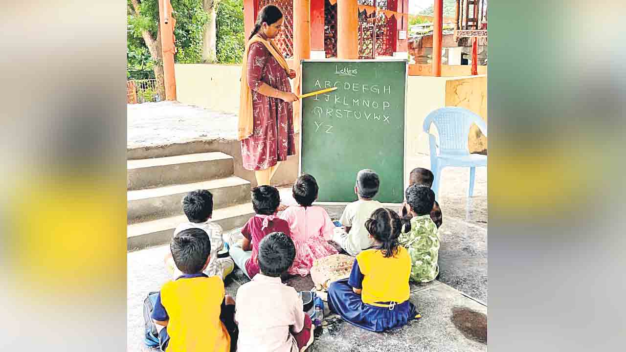 బడికి.. గుడి ఆవరణే దిక్కు!