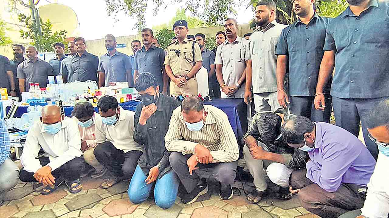 12మంది నకిలీ వైద్యుల అరెస్ట్‌