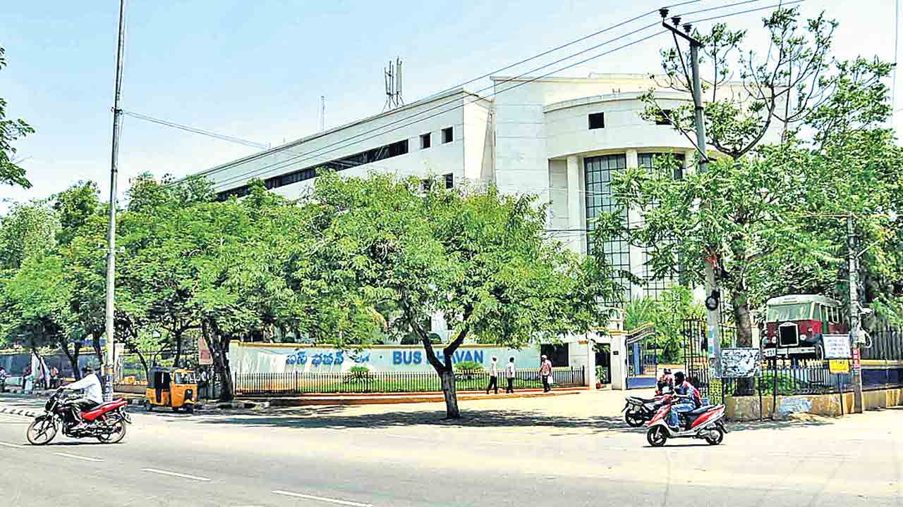 ఆర్టీసీ భూములకు సర్కార్‌ ఎసరు.. బస్‌భవన్‌ వద్దనున్న 9.14 ఎకరాలపై కన్ను