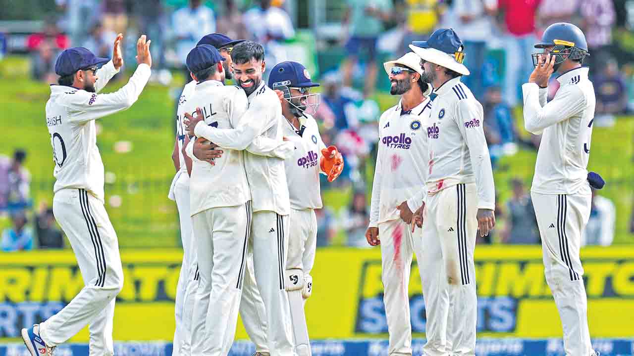 అలా ఆఖరి రోజుకు.. రెండో టెస్టులో గెలుపు ముంగిట భారత్‌
