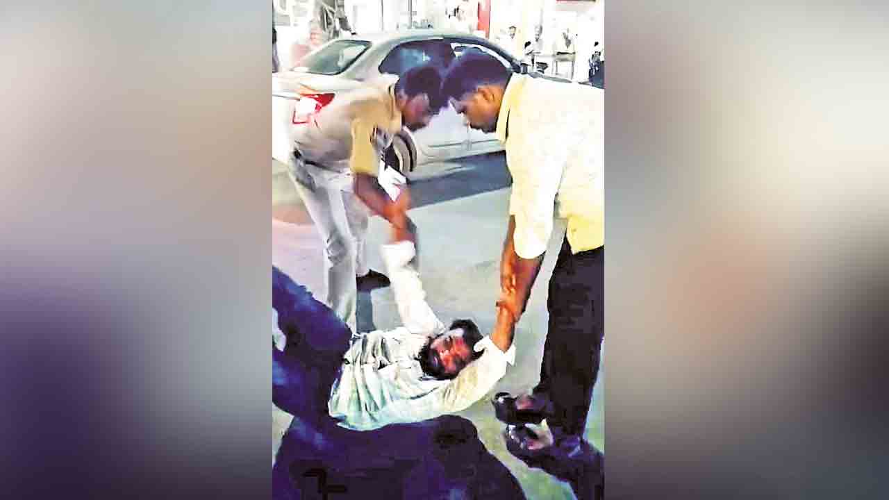 జమ్మికుంటలో రెచ్చిపోయిన పోలీసులు