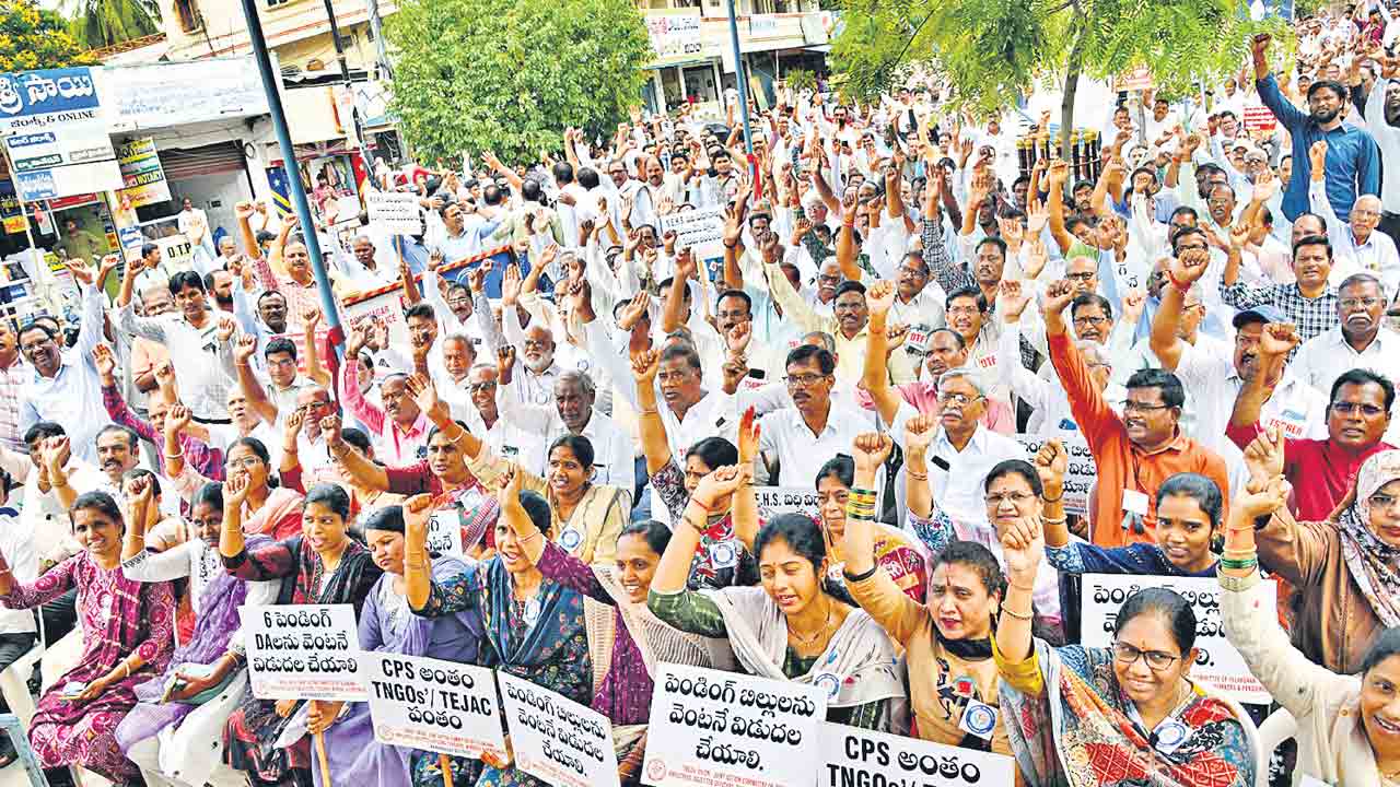 సర్కారుతో లొల్లి.. ధర్నాలతో దద్దరిల్లి… ఉద్యోగులు, విద్యార్థులు, రైతుల పోరుబాట
