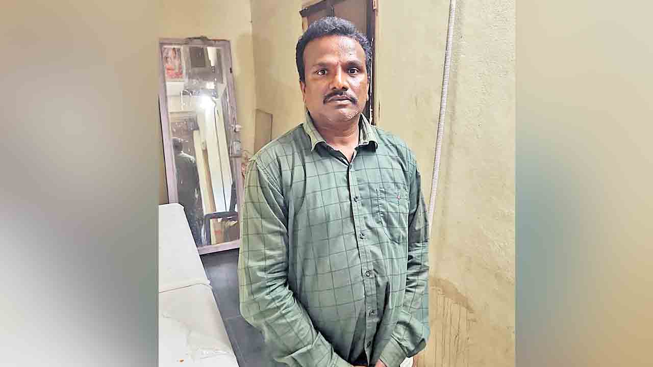 పోలీసుల అదుపులో బీఆర్‌ఎస్‌ కార్యకర్త