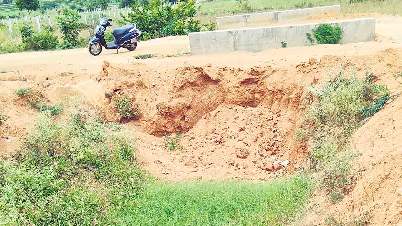 కాల్వ పూర్తి చేస్తారా.. భూమి అప్పగిస్తారా..?