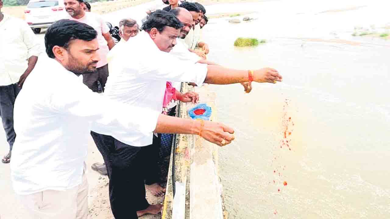 కేసీఆర్‌ కృషి వల్లే గోదావరి జలాలు