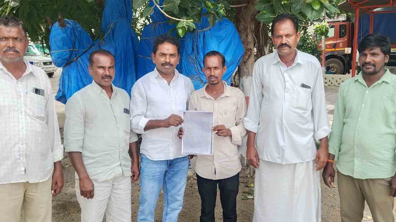 దళిత సర్పంచ్‌పై కాంగ్రెస్‌ నేత దౌర్జన్యం