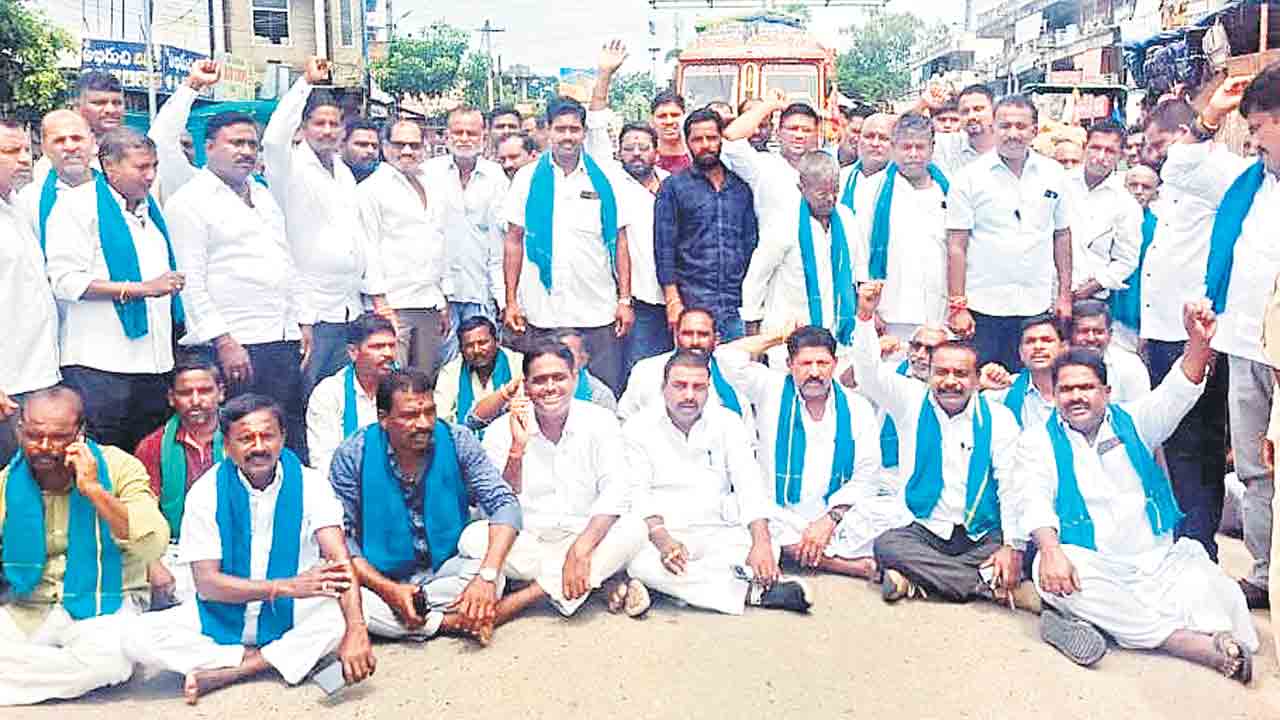 హామీలు అమలు చేయాలని ఆందోళన