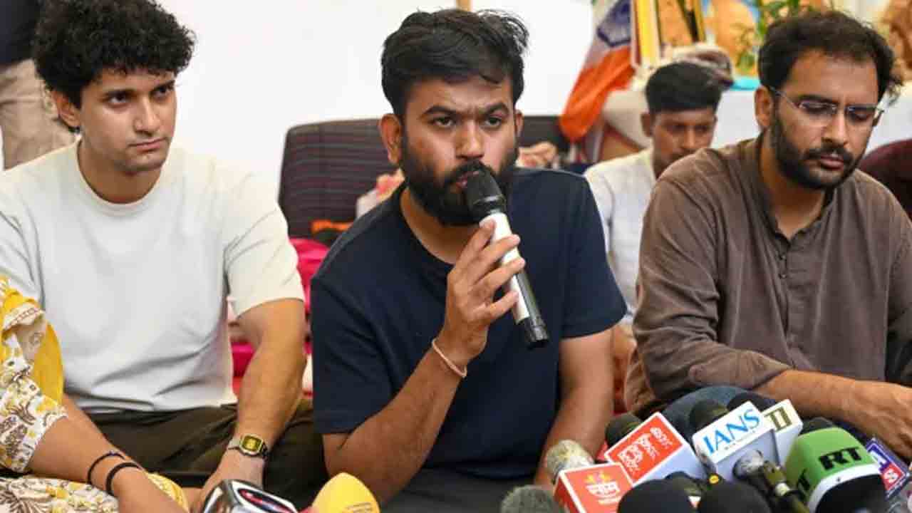 5న కాక్రోచ్‌ జనతా పార్టీ కీలక సమావేశం