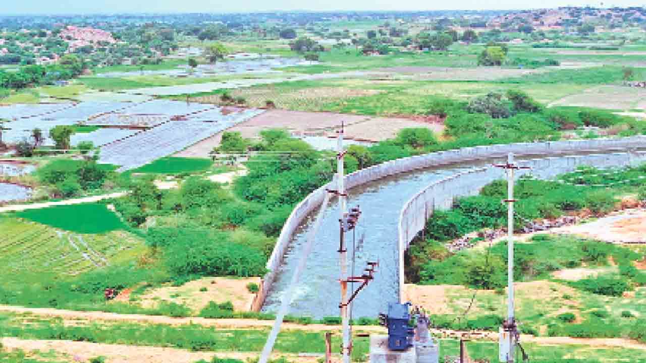 కాల్వలు నిండుగా.. భూములు బీళ్లుగా..