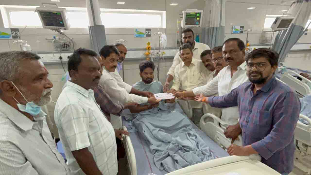 వేణుకుమార్‌ కుటుంబానికి ‘నామా ట్రస్ట్‌’ రూ.50 వేల సాయం