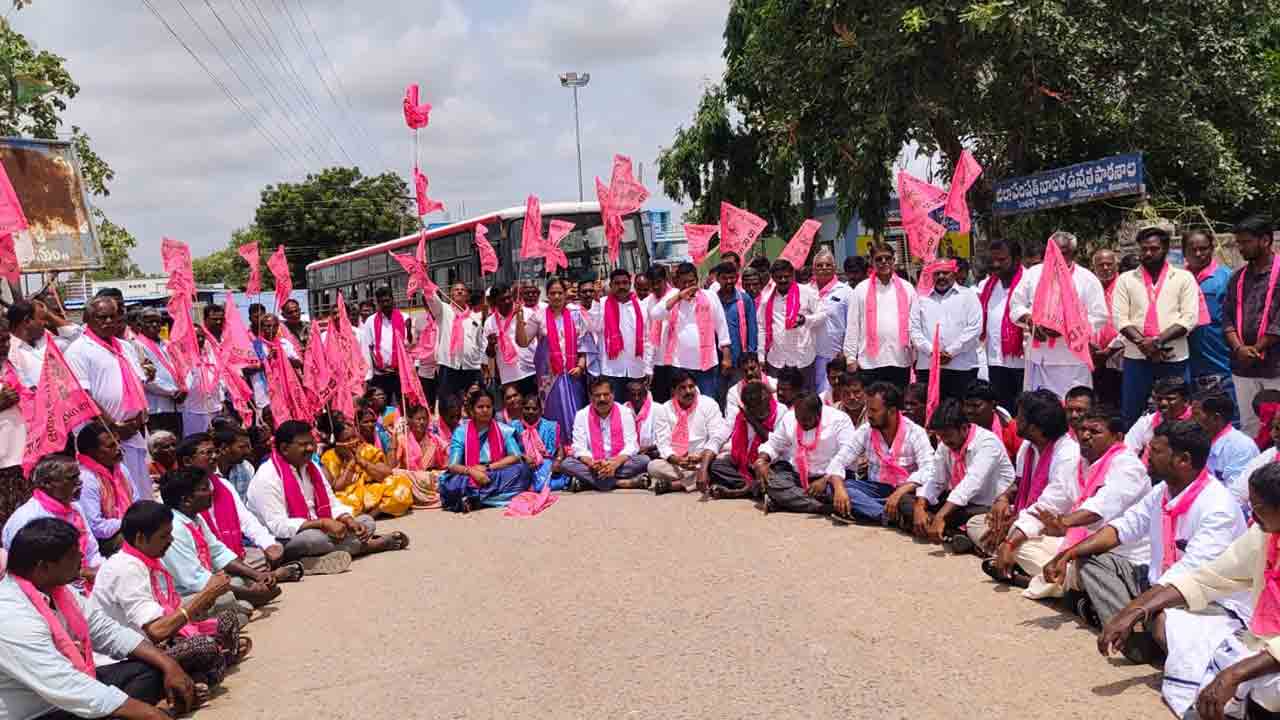 కుట్ర పాలనపై ఉవ్వెత్తు నిరసన