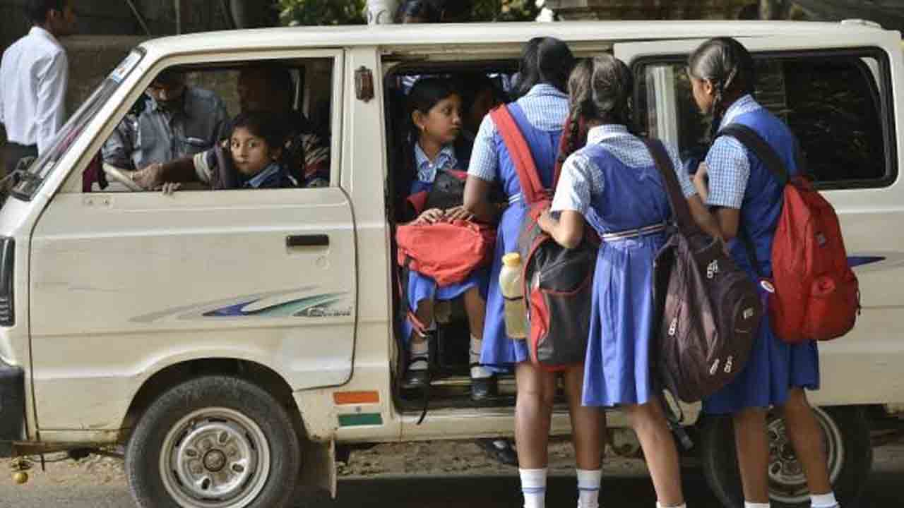 స్కూల్‌ వ్యాన్‌ పొగలు చిమ్మితే సీజ్‌