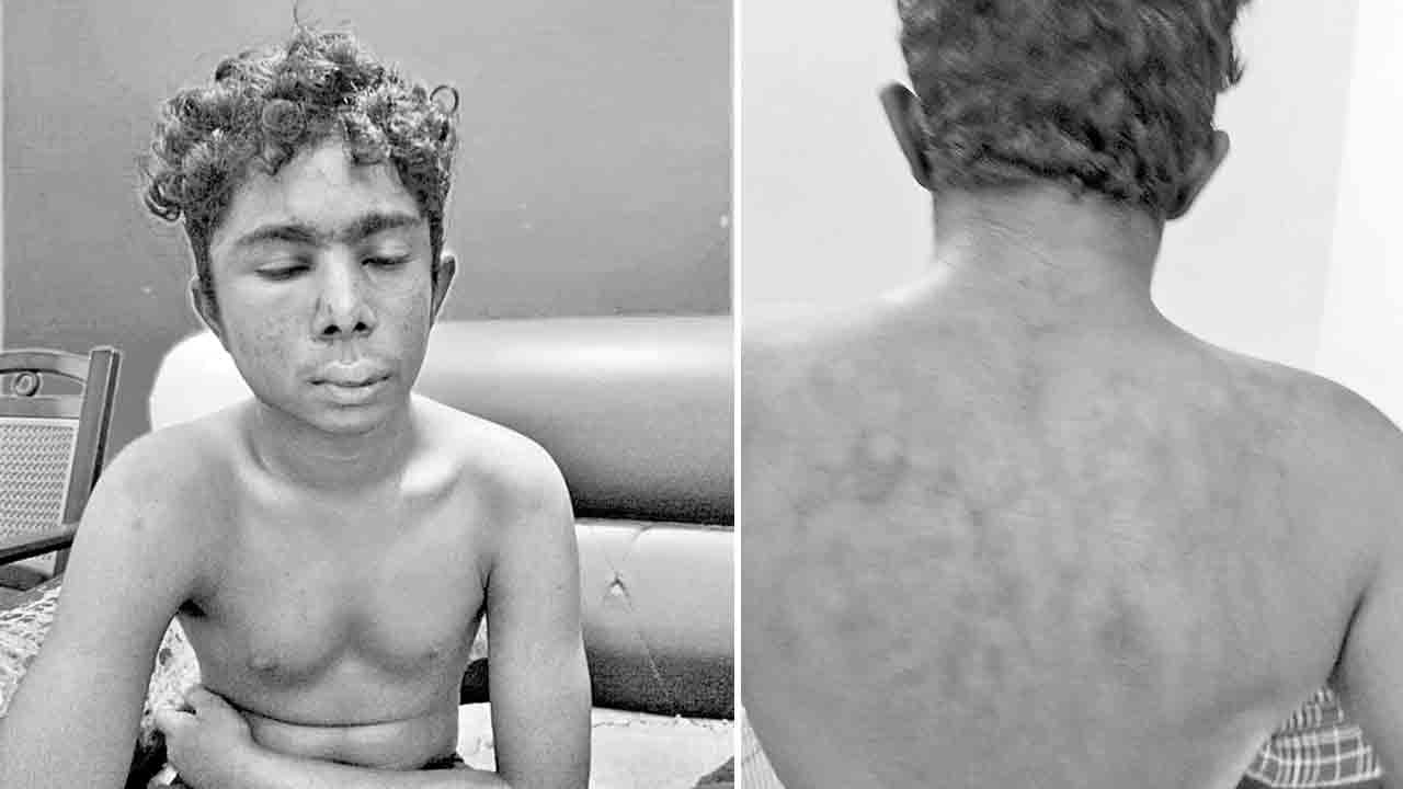 చీపుర్లతో కొట్టి.. బూట్లతో తన్ని