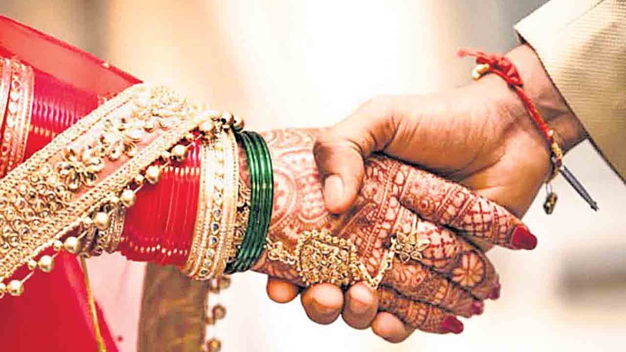 కులాంతర పెండ్లికి 5 లక్షల ఆర్థిక సాయం!