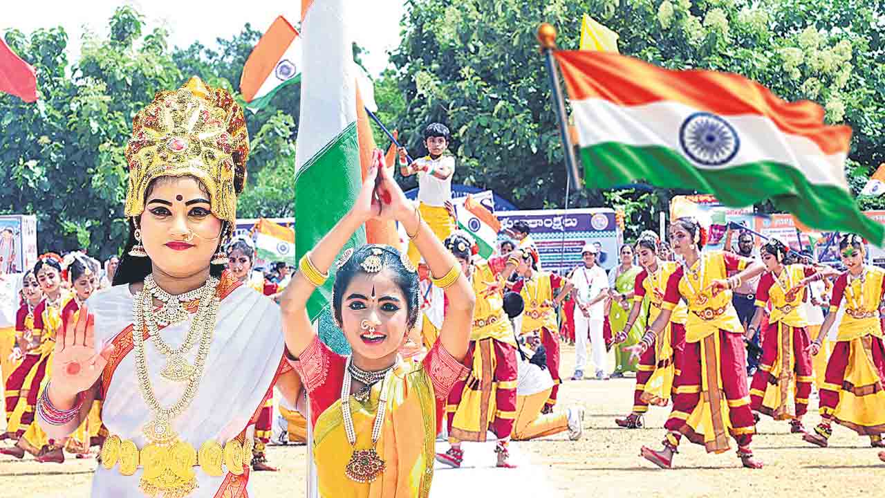 రెపరెపలాడిన మువ్వన్నెల జెండా