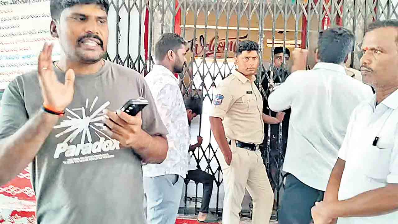 అదనపు చపాతీ అడిగినందుకు వాతలు
