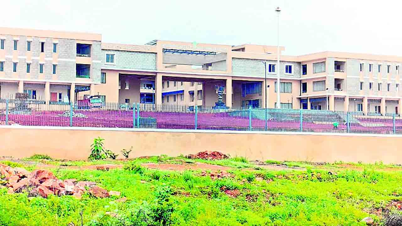 ములుగులో సిద్ధమైన ఐడీవోసీ భవనం