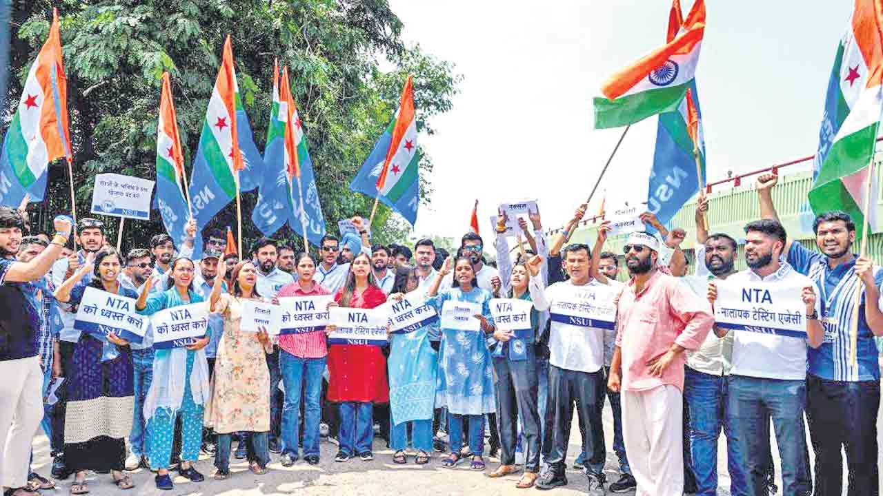 ఎన్‌టీఏ చైర్మన్‌ రాజీనామా చేయాలి