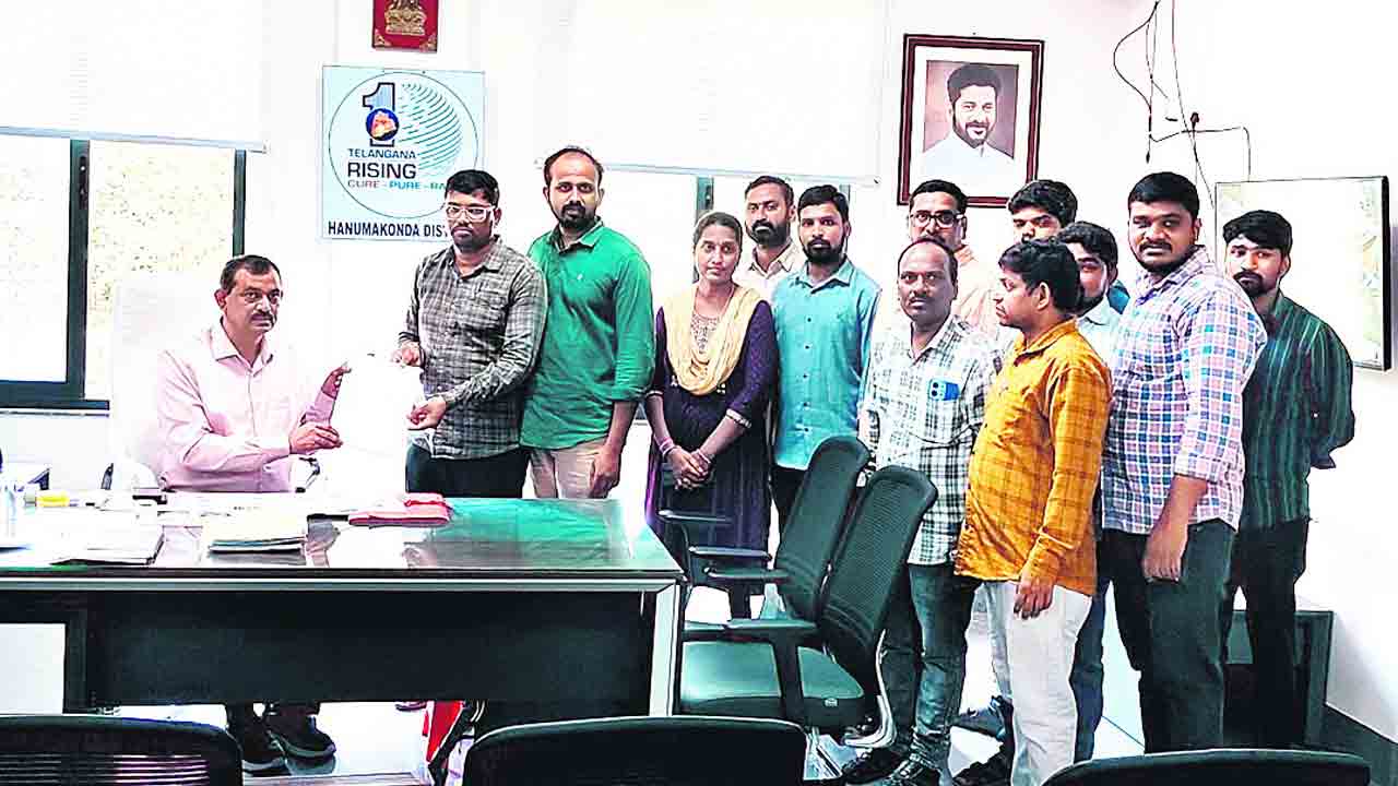 రోడ్డున పడేశారు!