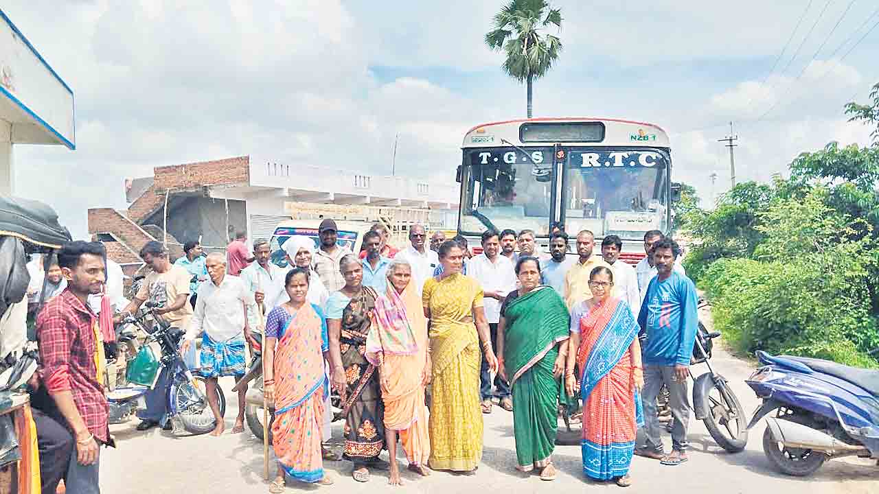చెరువుకు మరమ్మతులు చేయొద్దని రాస్తారోకో